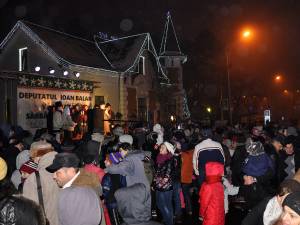 Mii de copii au venit în faţa sediului PNL Suceava pentru a primi cadouri