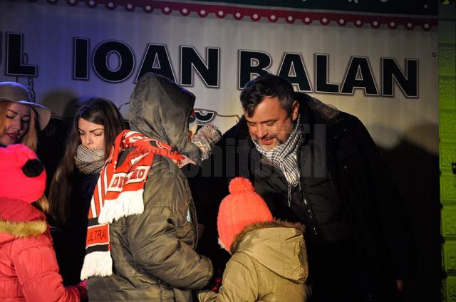 Deputatul PNL Ioan Balan şi Moş Nicolae au împărţit cadouri pentru câteva mii de copii suceveni