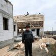 Primarul de la Cornu Luncii, Gheorghe Fron, a construit case noi pentru 11 suflete rămase pe drumuri în urma unui incendiu