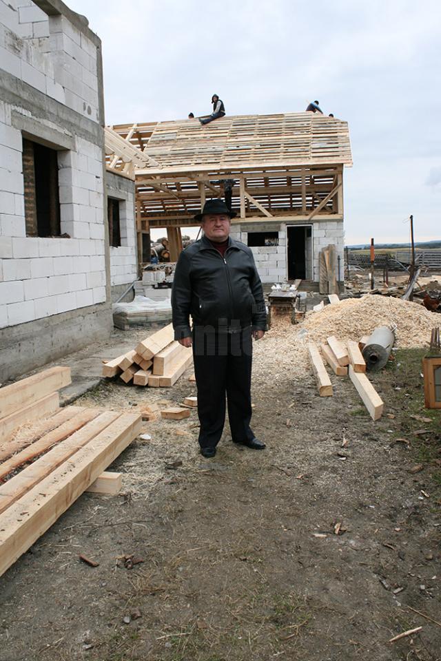 Primarul de la Cornu Luncii, Gheorghe Fron, a construit case noi pentru 11 suflete rămase pe drumuri în urma unui incendiu