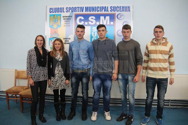 Sportivii de la CSM Suceava au fost premiaţi de conducerea cubului (foto jos)