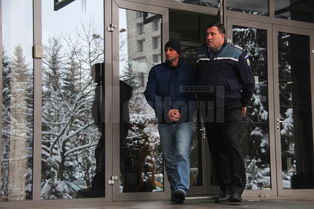 Polițistul Gheorghiță Drăgoi (stânga) este acuzat că lua șpagă de la șoferi