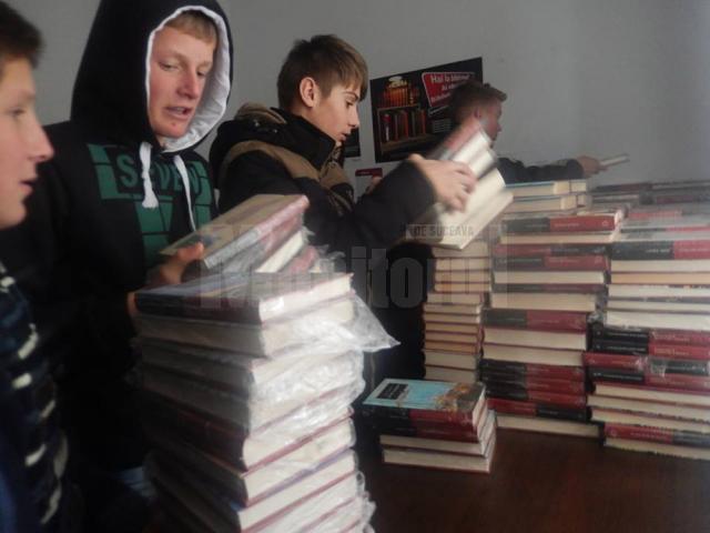 Biblioteca Comunală Şerbăuţi s-a îmbogăţit cu 1.000 de volume de carte