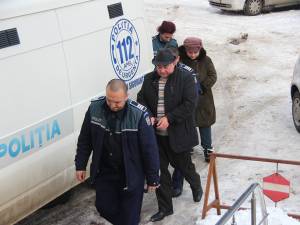 Primarul de Udeşti, Săvel Botezatu, şi casiera primăriei, Marinela Borza, au fost arestaţi preventiv pentru 30 de zile