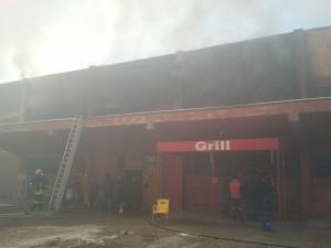 Centrul Comercial Rozita, distrus de un incendiu azi dimineaţă