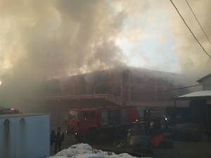 Centrul Comercial Rozita, distrus de un incendiu azi dimineaţă