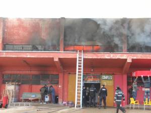 Centrul Comercial Rozita din Şcheia, mistuit de flăcări