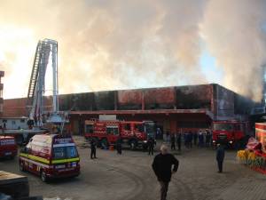 Centrul Comercial Rozita din Şcheia, mistuit de flăcări