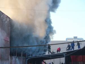 Centrul Comercial Rozita din Şcheia, mistuit de flăcări