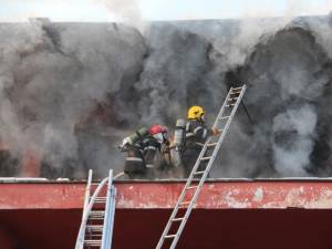 Centrul Comercial Rozita din Şcheia, mistuit de flăcări