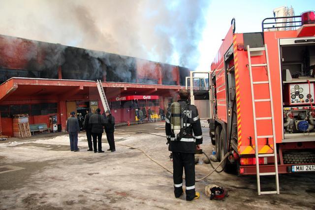 Centrul Comercial Rozita, distrus complet. 141 de standuri cu marfă făcute scrum şi peste 50 de comercianţi ruinaţi