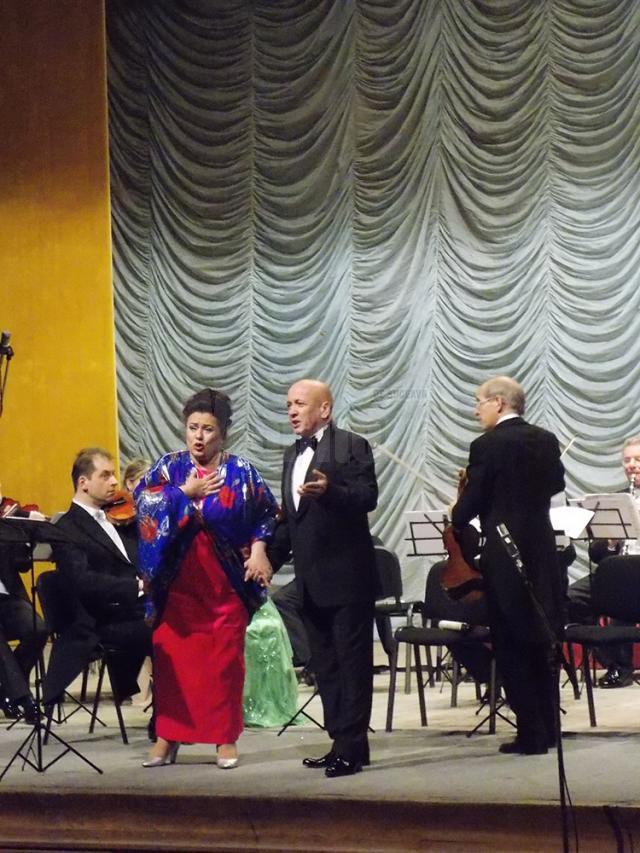 Soprana Leontina Văduva şi tenorul Robert Nagy, aplaudați la scena deschisă