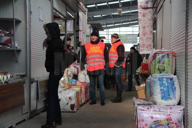 Inspectorii antifraudă îi sfătuiesc pe comercianţii din bazarul Sucevei să emită bonuri fiscale