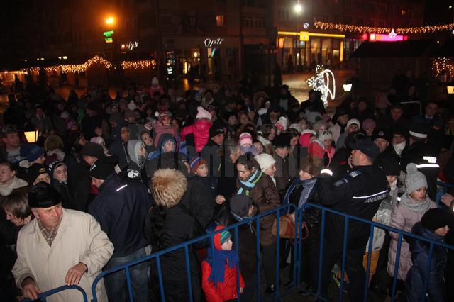 Copii din toate cartierele Sucevei au venit însoţiţi de părinţi sau bunici, la întâlnirea cu Moş Crăciun