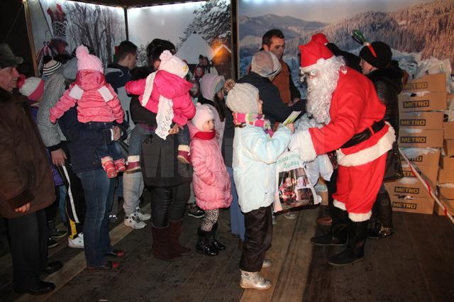 Copii din toate cartierele Sucevei au venit însoţiţi de părinţi sau bunici, la întâlnirea cu Moş Crăciun