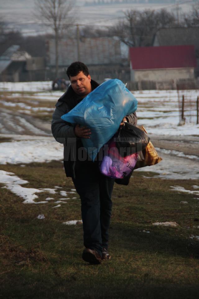 Pachete cu bunuri pentru ajutorarea familiei din Ciprian Porumbescu a carei casa a ars luna trecuta