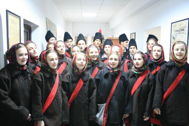 Grupul vocal tradiţional al liceului din Vicovu de Sus a colindat redacţia Monitorul de Suceava