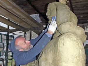Sculptorul Mircea Dăneasă lucrând la monument