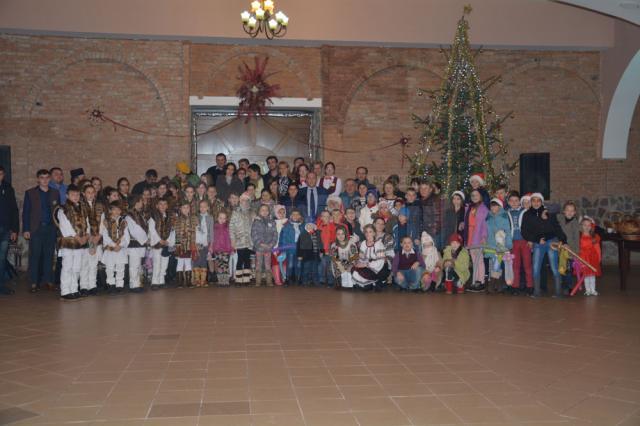50 de copii cu dizabilităţi din Câmpulung Moldovenesc au primit daruri de la Moş Crăciun