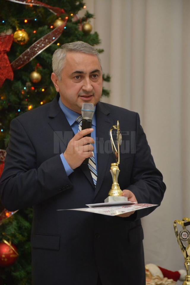 Premiul a fost înmânat rectorului instituţiei – prof. univ. dr. ing. Valentin Popa (2)
