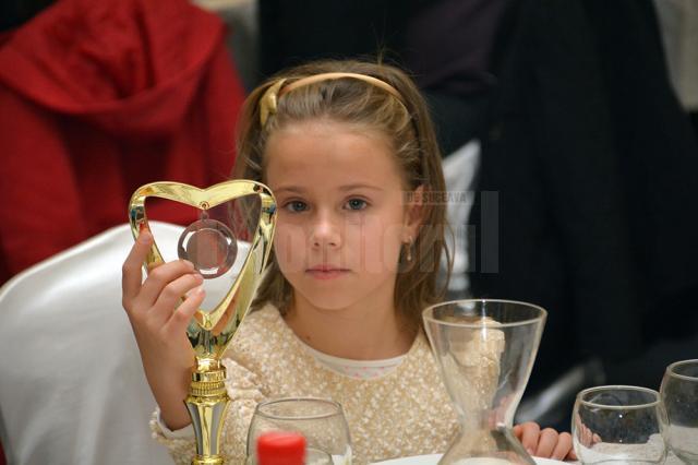 Nepoţica doctoriţei Agneta Pal şi trofeul lui „Buni”