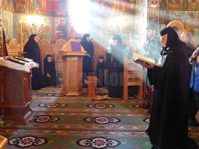 Zeci de credincioşi au participat joi la Hramul Mănăstirii Voroneţ, de Sfântul Cuvios Daniil Sihastrul
