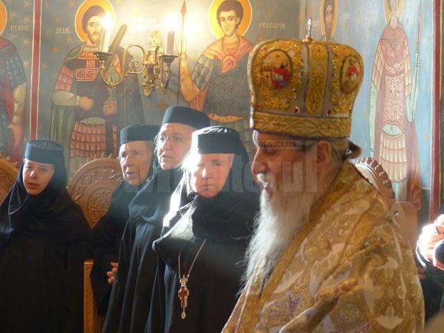 Zeci de credincioşi au participat joi la Hramul Mănăstirii Voroneţ, de Sfântul Cuvios Daniil Sihastrul