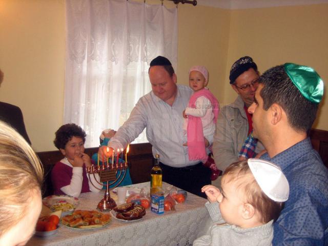 Evreii din Suceava au serbat, ieri, miracolul luminii de Hanuka