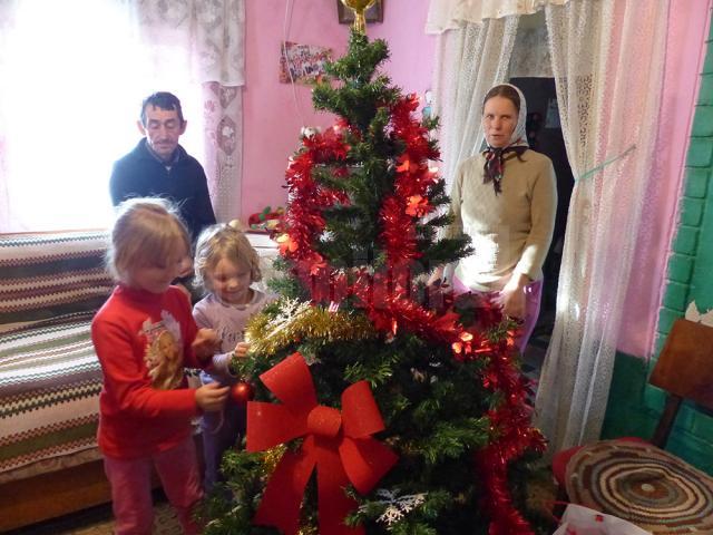 O familie necăjită din Salcea a primit alimente, haine şi bradul de Crăciun din partea unor elevi inimoşi de la „Dimitrie Cantemir”
