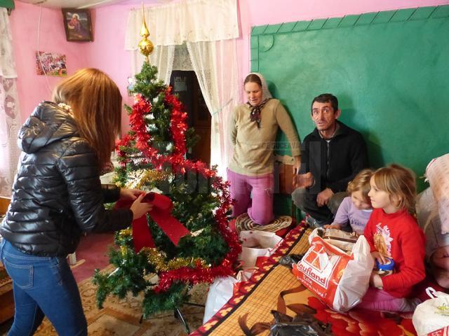 O familie necăjită din Salcea a primit alimente, haine şi bradul de Crăciun din partea unor elevi inimoşi de la „Dimitrie Cantemir”