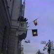 Manifestanţi adunaţi în faţa actualului Palat Administrav Suceava
