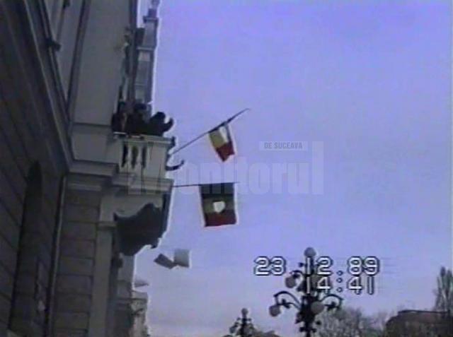 Manifestanţi adunaţi în faţa actualului Palat Administrav Suceava