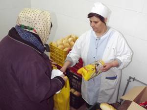 Peste 400 de persoane care beneficiază de mese zilnice la Cantina de Ajutor Social a municipiului Suceava au primit ieri produse alimentare pentru perioada Crăciunului