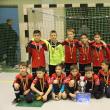Grupa de copii născuţi în anul 2005 de la Luceafărul Bucovina prezintă trofeul câştigat la Cupa Mos Crăciun