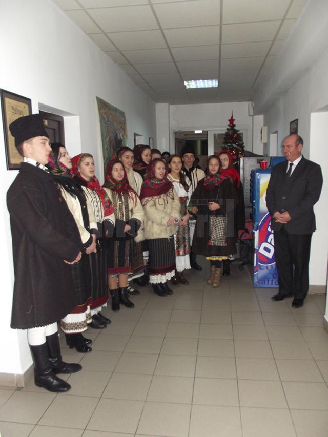 Elevi de la Şcoala Populară de Arte „Ion Irimescu”, cu colinda la Monitorul de Suceava