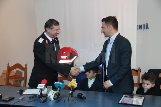 Casca de inspector general al pompierilor din România, oferită cadou omului de afaceri Florin Andronic de generalul de brigada Ion Burlui