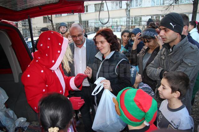 Alexandru Băişanu a împărţit 42 de pachete cu haine pentru părinţi şi copii, precum şi alte 45 de cadouri pentru copii, care conţineau jucării, dulciuri şi fructe