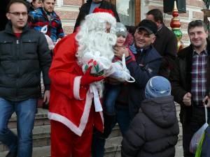 La împăţirea darurilor, Moş Crăciun a fost ajutat de primarul Cătălin Coman