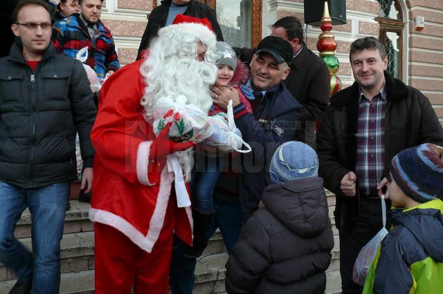 La împăţirea darurilor, Moş Crăciun a fost ajutat de primarul Cătălin Coman
