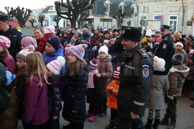 Peste 1.500 de copii din Fălticeni au primit în seara zilei de 24 decembrie cadouri de la Moş Crăciun în Orăşelul Copiilor