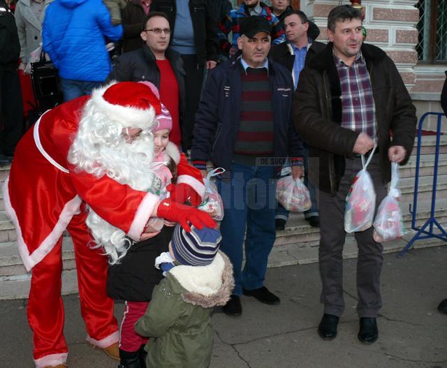 La Fălticeni, în seara de Ajun, Moş Crăciun a adus daruri pentru peste 1.500 de copii