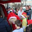 Alexandru Băişanu a oferit cadouri familiilor şi copiilor care locuiesc în condiţii grele într-un bloc din Suceava