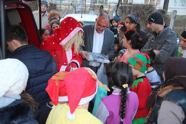 Alexandru Băişanu a oferit cadouri familiilor şi copiilor care locuiesc în condiţii grele într-un bloc din Suceava