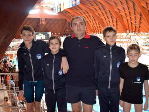 Antrenorul Cezar Moscaliuc alaturi de cei patru sportivi de la CSS 3 Suceava