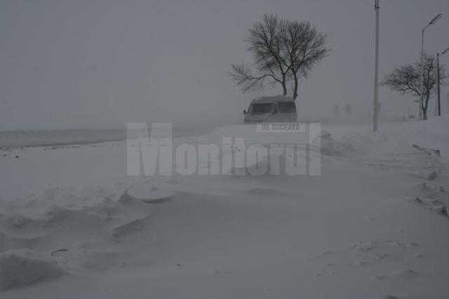 Luni nu au fost înregistrate drumuri judeţene blocate din cauza ninsorilor abundente