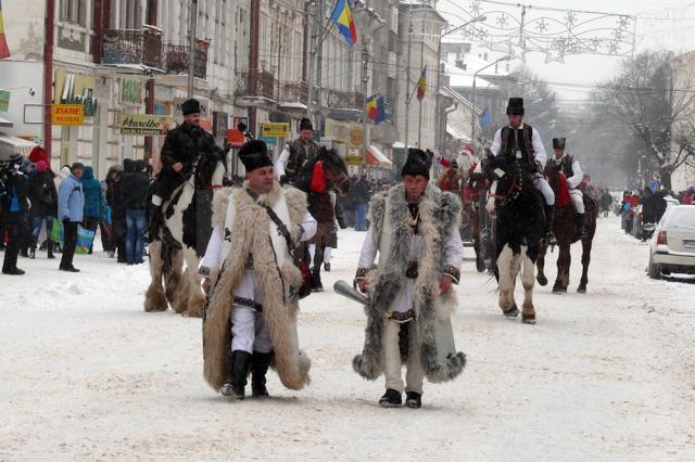 Festivalul Naţional de datini şi obiceiuri populare de iarnă “Porniţi Plugul, Feţi Frumoşi!” din Vatra Dornei