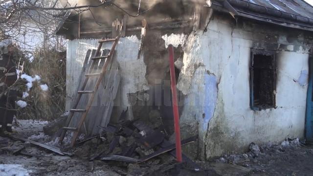 Doi bătrâni morţi şi un al treilea în stare gravă, după ce au luat foc în propriile case