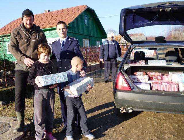 Poliţiştii au făcut chetă pentru familia nenorocită de un incendiu în care au pierit o mamă şi un copil