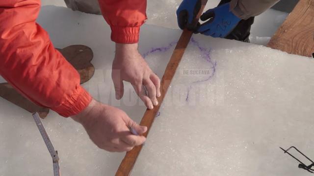 Confecționarea crucilor de gheaţă din Ajunul Bobotezei, la Bosanci