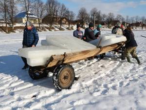 Sătenii din Brăieşti păstrează cu sfinţenie tradiţia confecţionării crucilor de gheaţă în Ajunul Bobotezei